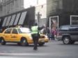 Vigile che danza dirigendo il traffico